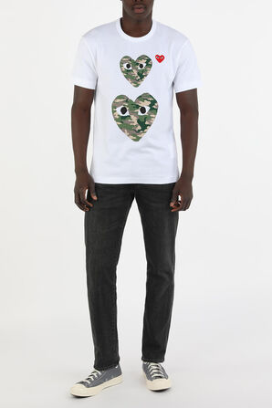 טי שירט לבנה קצרה עם הדפס לבבות בצבעי הסוואה COMME des GARCONS